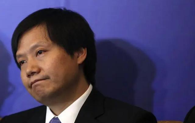 雷军的银行卡里，确实没有冷冰冰的几十亿，不过他有940亿的身家（小米市值货币资讯）