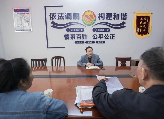 赵军:倾注“三心”的瑶都信访干部（赵军）