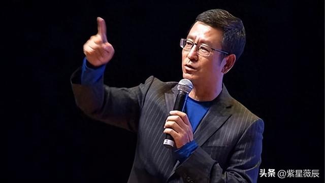 央视国脸白岩松：与妻子低调结婚30年，被病痛折磨，今55岁成这样（朱飞）